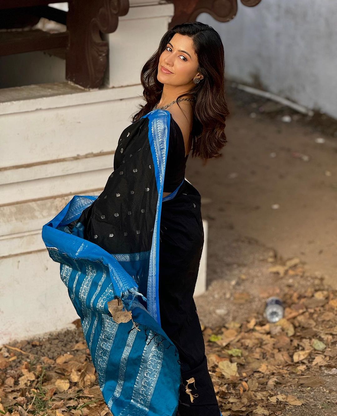 tamil actress anju kurian stills in blue saree blouse
